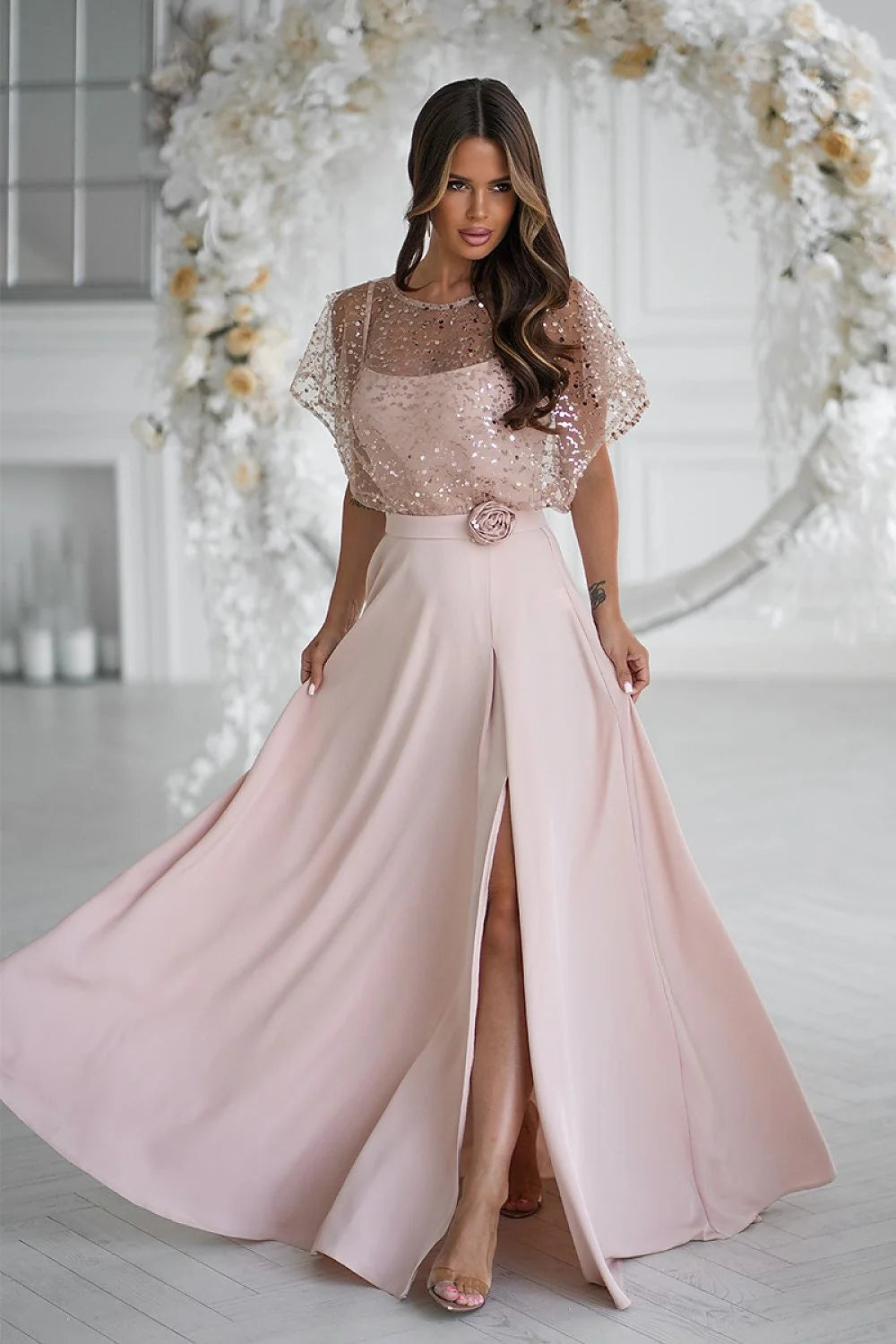 robe longue soirée rose poudré fines bretelles tulle pailleté veste satinée ceinture fleur jupe fluide fente latérale élégante