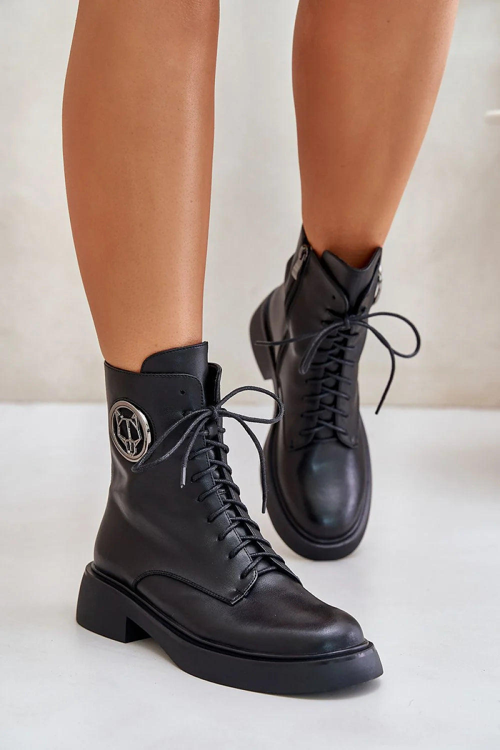Bottines pour femmes cuir naturel noir style moderne élégant cheville haute ajustée zip latéral semelle épaisse talon carré occasion quotidienne habillée automne hiver