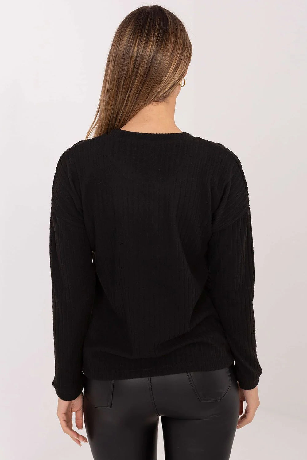 pull femme col rond côtelé manches longues coupe droite maille noire extensible coton élasthanne badge métallique doré minimaliste polyvalent confortable