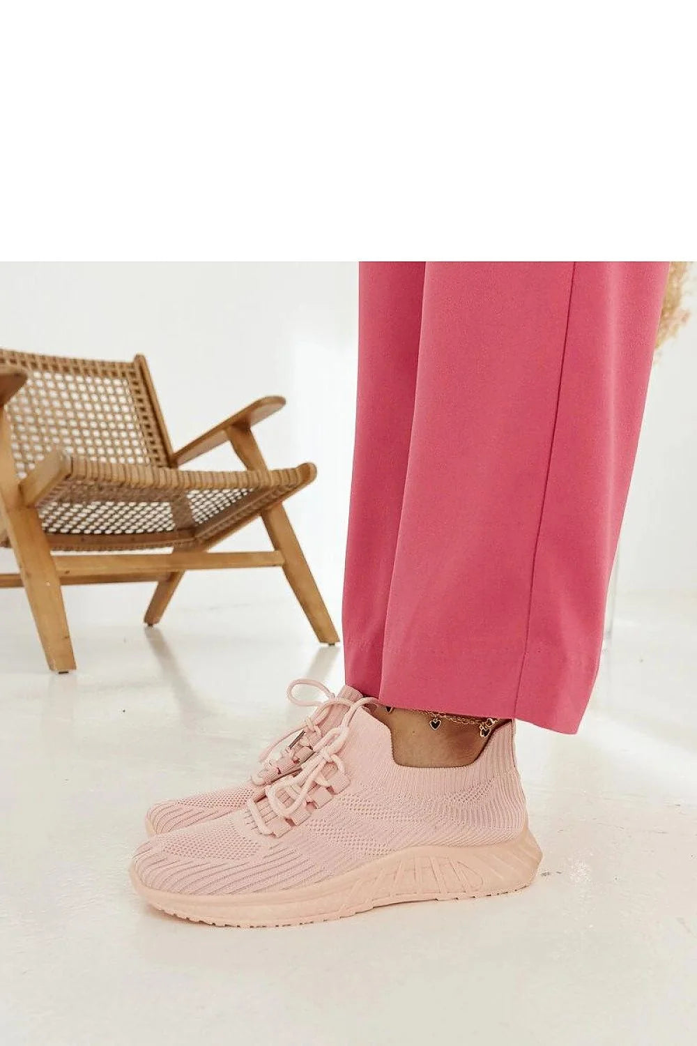 baskets athleisure femme rose pâle maille tricotée respirante légère colchaussette élastique semelle caoutchouc crantée amorti lacets plats confort ajustée tendance