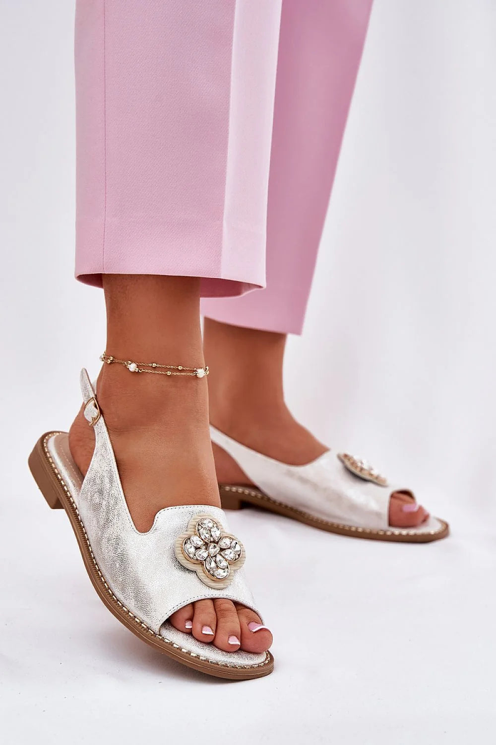 Sandales Step in style pour femmes cuir artificiel argenté décoration florale pierres brillantes confort élégance occasions estivales mode taille ajustable boucle métallique finitions soignées style décontracté chic