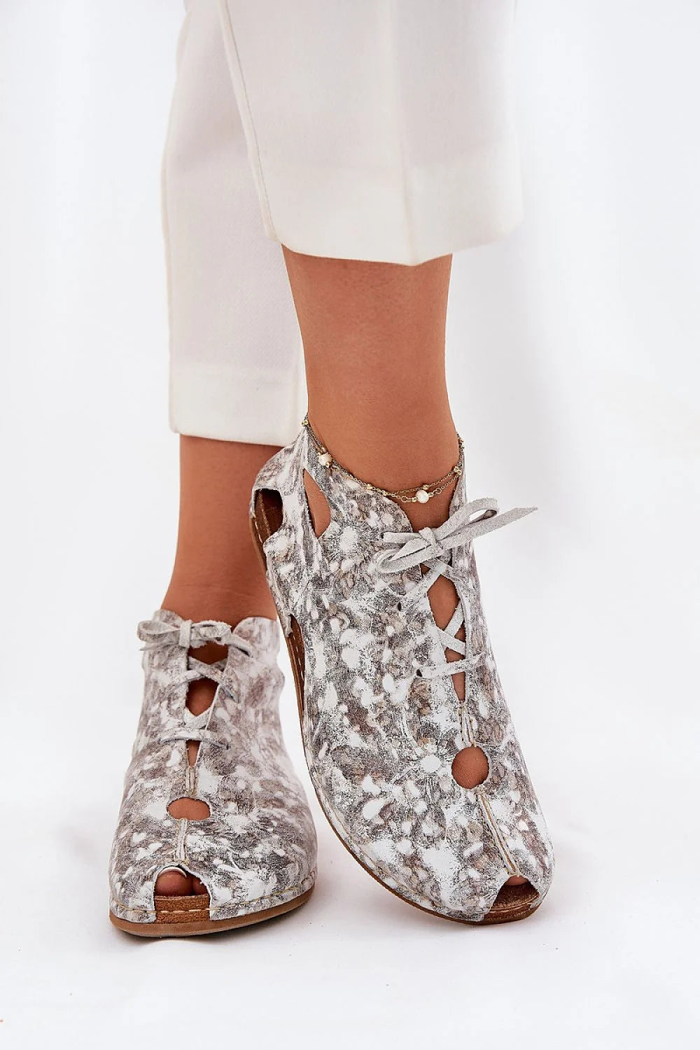 sandales femmes modernes ouvertes peeptoe matelassées marbrées cuir blanc gris talon plat ajourées lacées ajustables semelle bois confortables respirantes bohèmechic