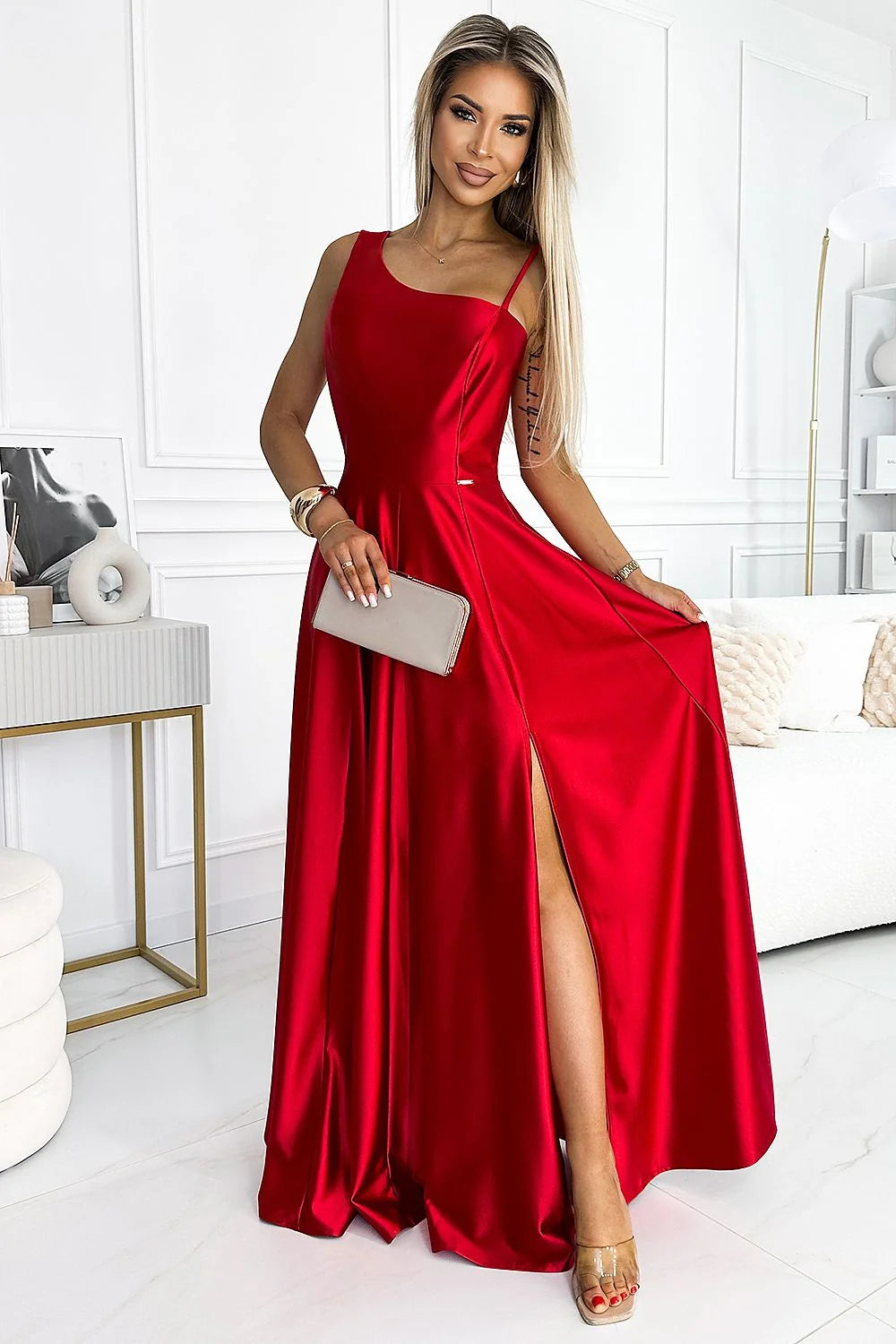 robe longue satin rouge rubis asymétrique épaule dégagée bretelle fine corsage cintré taille marquée fente haute tombé fluide glamour