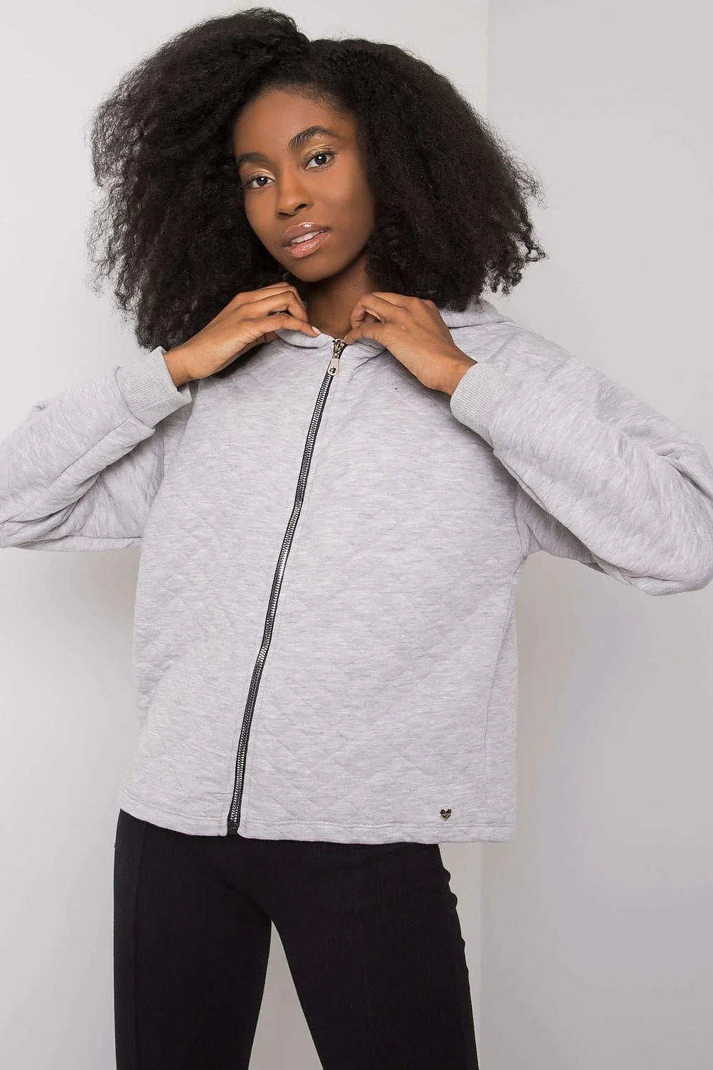 Sweatshirt femme coton matelassé gris clair zippé confort mode 2023 casual chic décontracté moderne