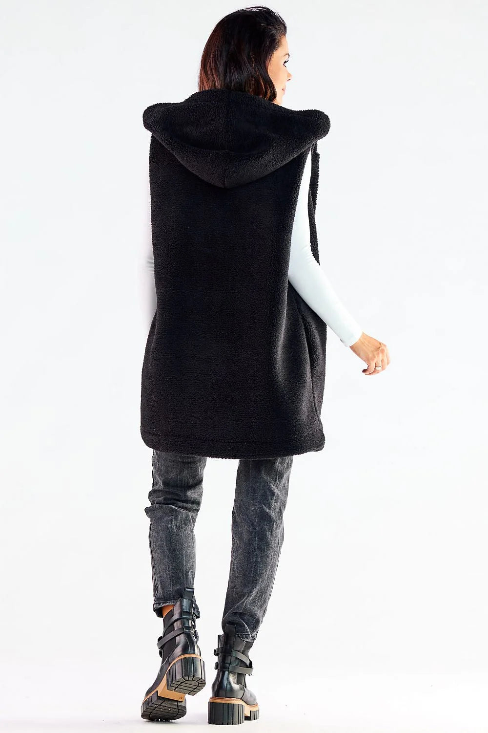 Gilet sans manches pour femmes en fausse fourrure noire moderne et décontracté, coupe longue et droite, doublé, polyester 100 %, fabriqué en Pologne