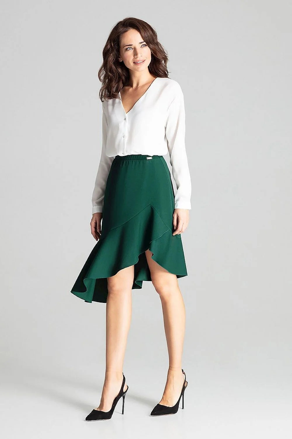 Blouse en polyester blanc et jupe grise asymétrique élégante pour look professionnel féminin chic
