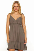 Robe d'été féminine courte maille légère encolure V bretelles ajustables volants bas coupe trapèze gris taupe