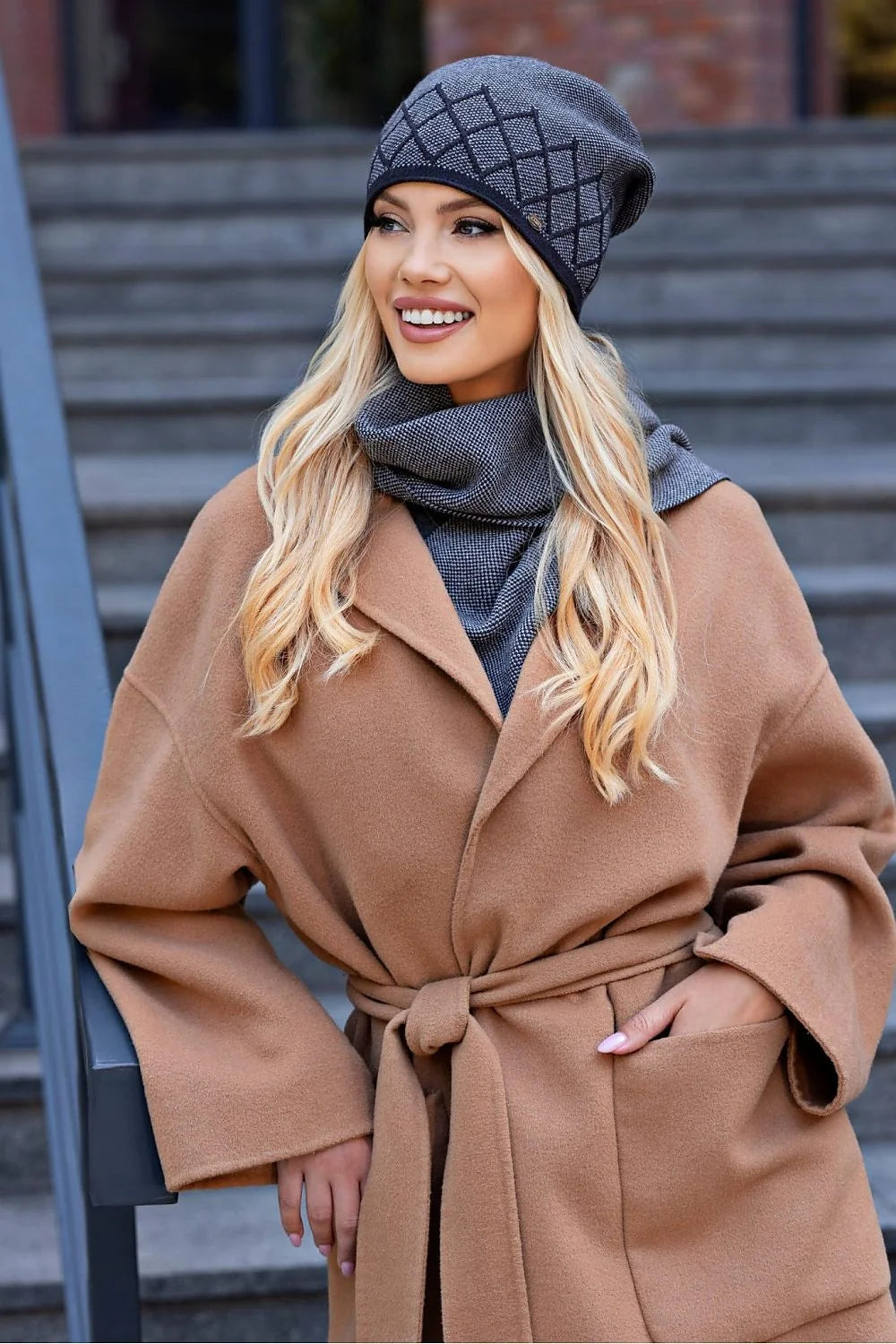 Bonnet pour femme slouchy motif losanges gris anti-allergique doux hiver élégant moderne matières de qualité peau sensible mode