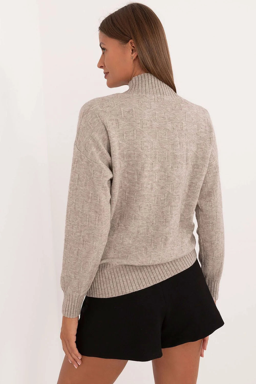 Pull tricoté élégant pour femmes, col montant, texture subtile, beige neutre, coupe ample, manches longues, finitions côtelées, mode moderne, confort optimal, occasion quotidienne, travail, week-end, garde-robe polyvalente