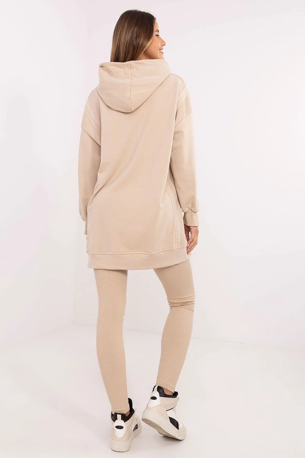 ensemble sweatshirt oversize capuche molleton manches bouffantes fentes latérales ourlet allongé beige leggings côtelés ajustés gainant confortable streetwear