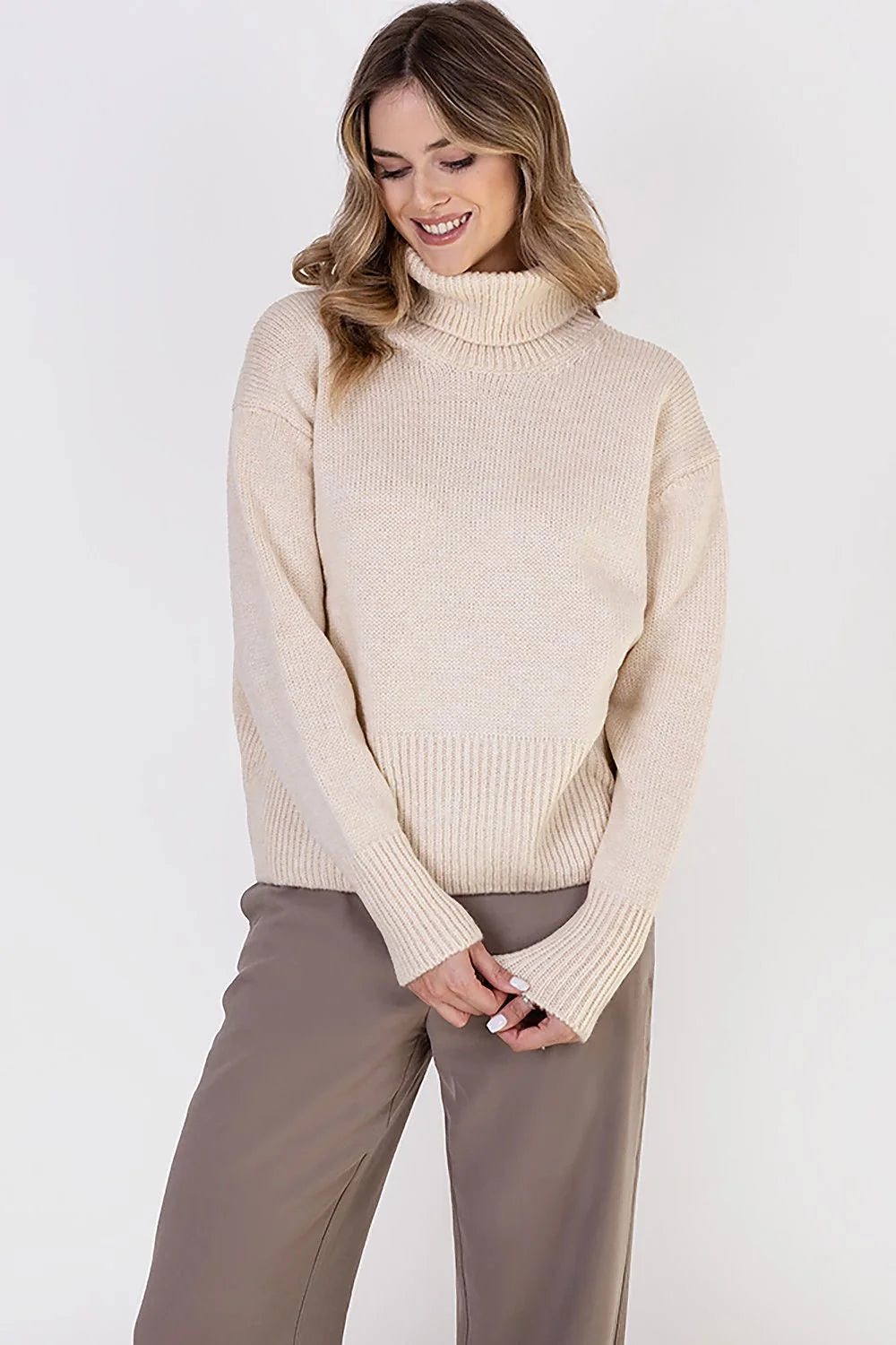Pull femme col roulé beige longues manches coupe droite matériau tricoté épaules tombantes ribs côtelés hiver 2023