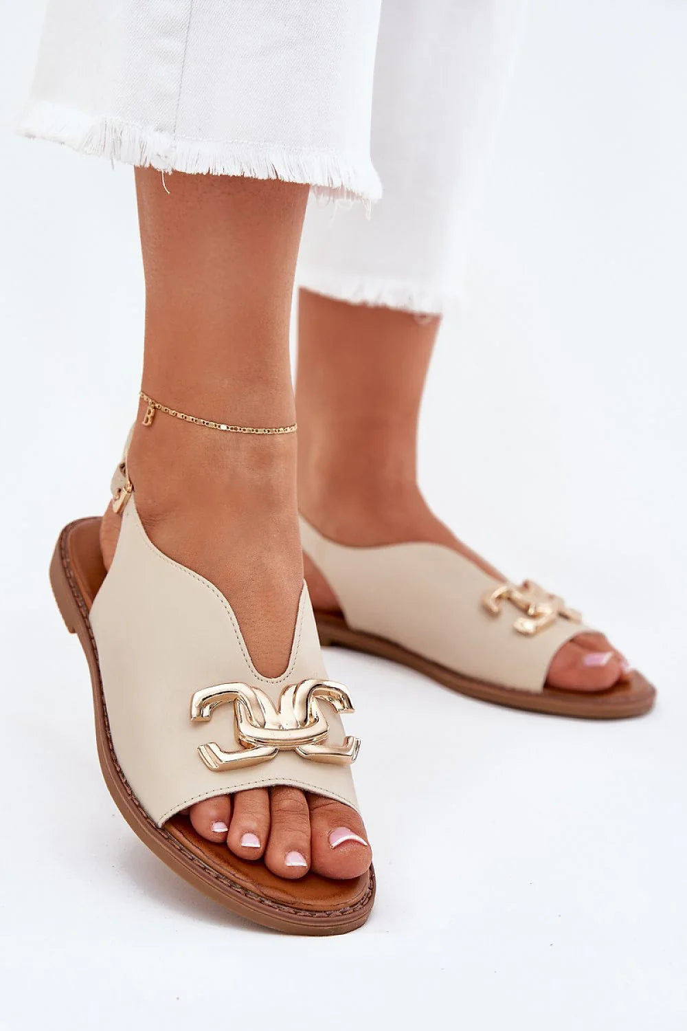 Sandales pour femme élégantes en cuir artificiel ouvertes talon plat ornement doré été 2023