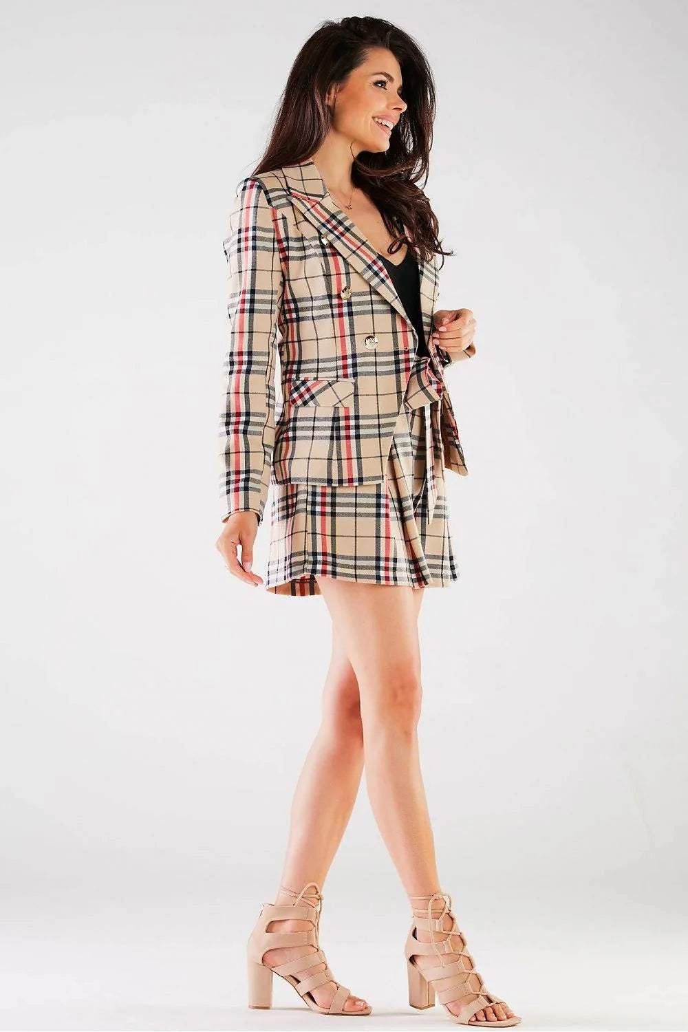 Ensemble coordonné blazer et short femme chic moderne coupe ajustée motif vichy marron beige noir style élégant occasion semi-formelle