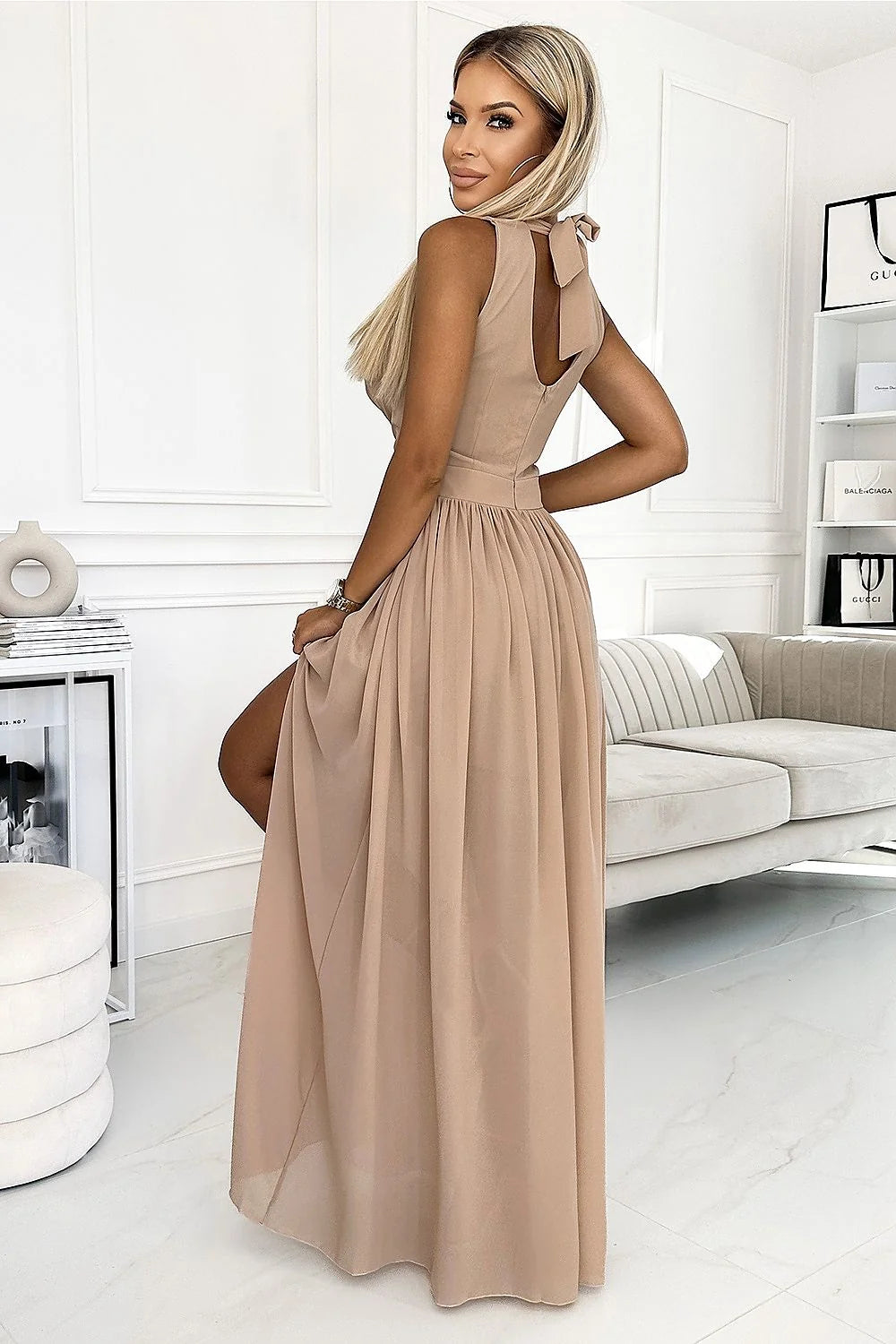 Robe longue élégante en tissu aéré beige Numoco buste V croisé taille cintrée fente latérale dos zip couvert