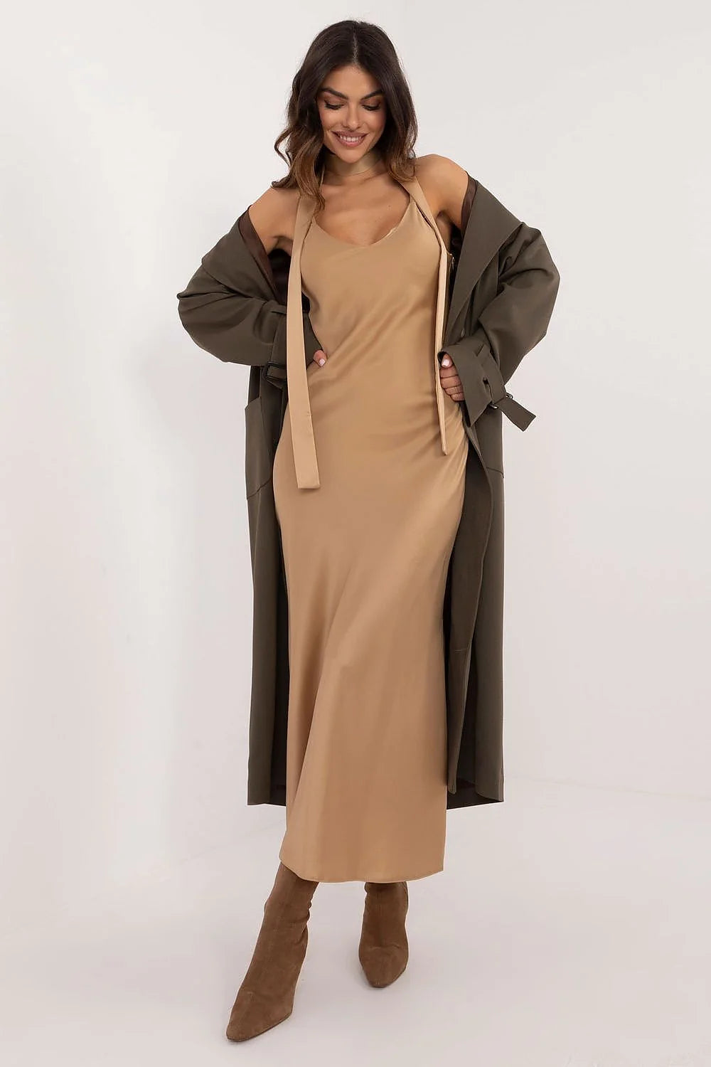 Robe de soirée longue élégante coupe droite encolure rectangulaire foulard couleur camel matière douce femme soirée formelle