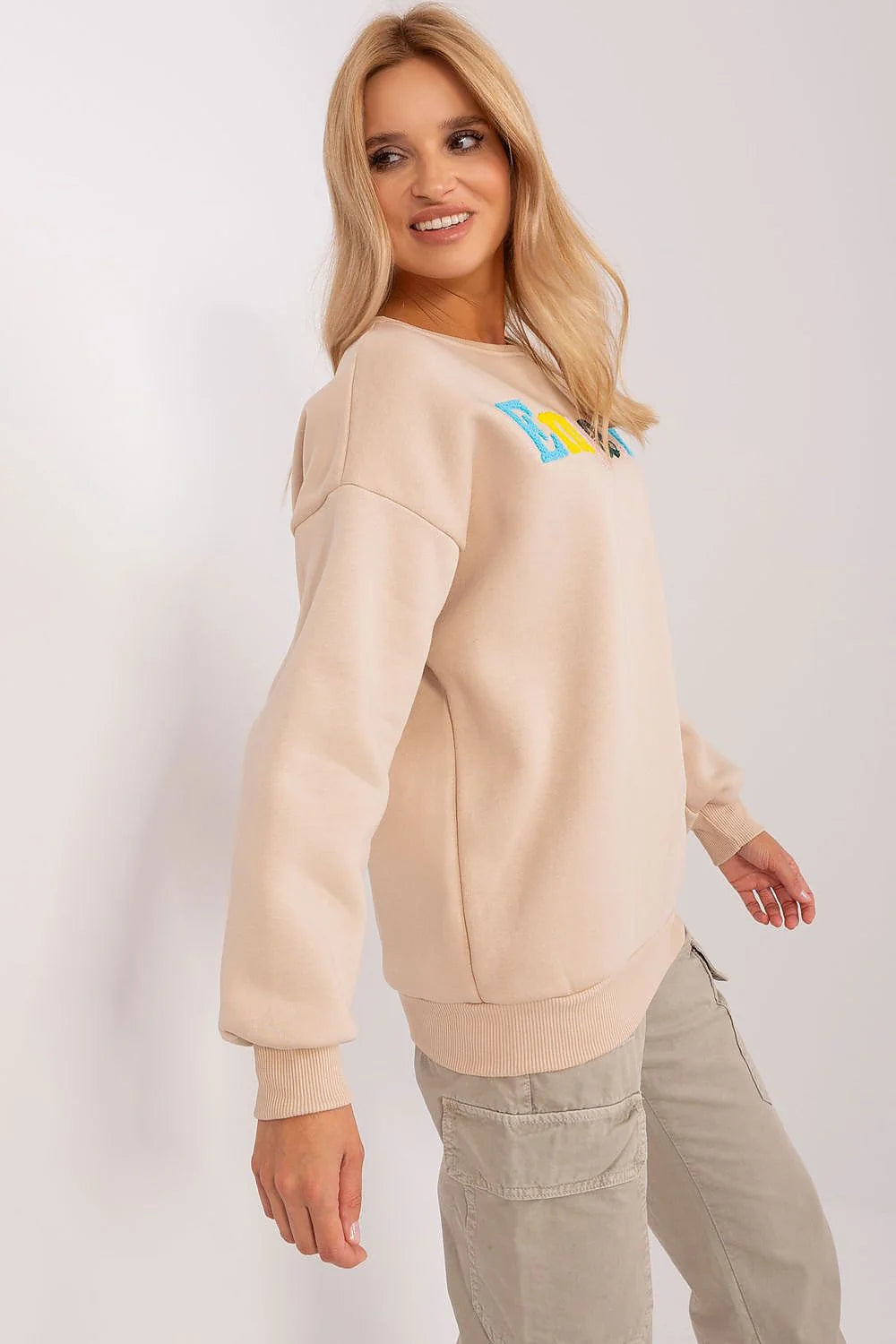 Sweatshirt femme moderne casual oversize beige molleton doux manches longues épaules tombantes col rond poignets côtelés broderie chenille multicolore Empathy
