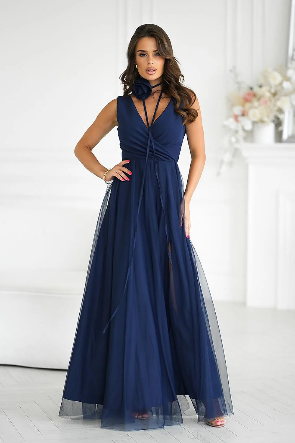 Robe de soirée élégante longue sans manches bleu marine col V décoration florale taille ajustable femme