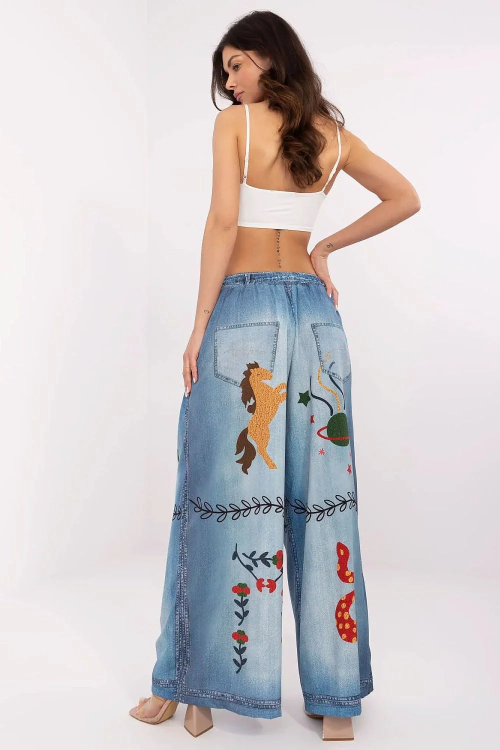 Pantalon femme style boho-chic à jambe large, motifs artistiques sur denim, coupe ample, taille haute ajustable en viscose et polyester