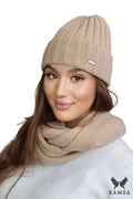 bonnet snood côtelé beige nude laine acrylique doux chaud isolant épais revers plié plaque métallique logo discret chic
