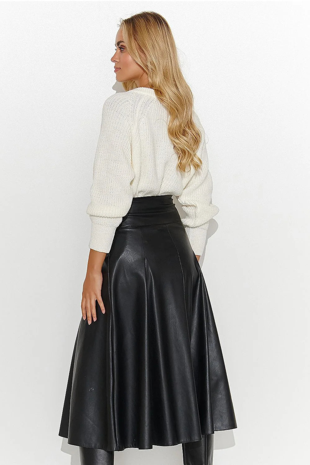 jupe midi cuir noir taille haute ceinture épaisse fente centrale plaque dorée coupe évasée plis structurés fermeture invisible bouton décoratif