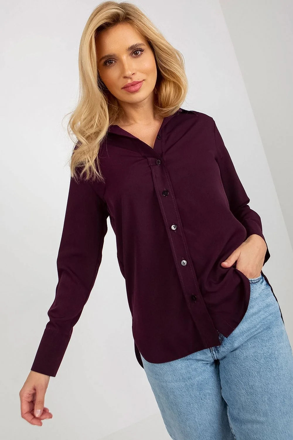 chemise longue manches longues Lakerta élégante bleu vif femme fluide satinée oversize boutonnée col pointu poignets boutons noirs ourlet arrondi