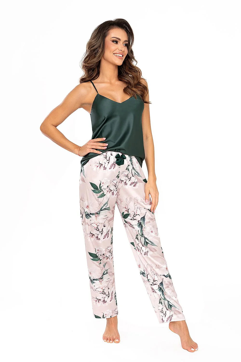 Pyjama femme en satin NELLY LONG, chemise à bretelles fines, pantalon longueur cheville, couleur vert foncé et rose argenté floral
