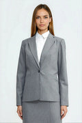blazer cintrée ajustée veste rayures subtiles contrastées tennis col classique revers manches longues boutonnées épaulettes hanches minimaliste fausses poches doublée