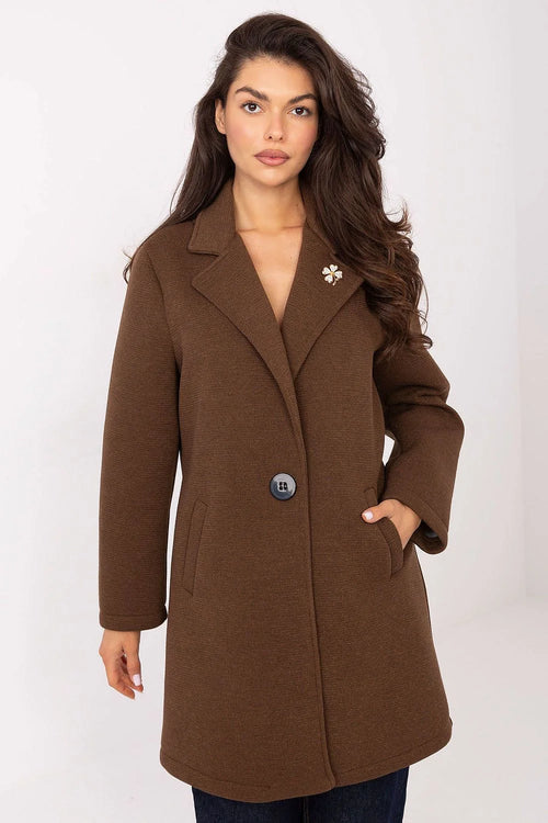 manteau femme mi long marron chocolat coupe droite col tailleur bouton unique poches passepoilées broche fleur décorative léger