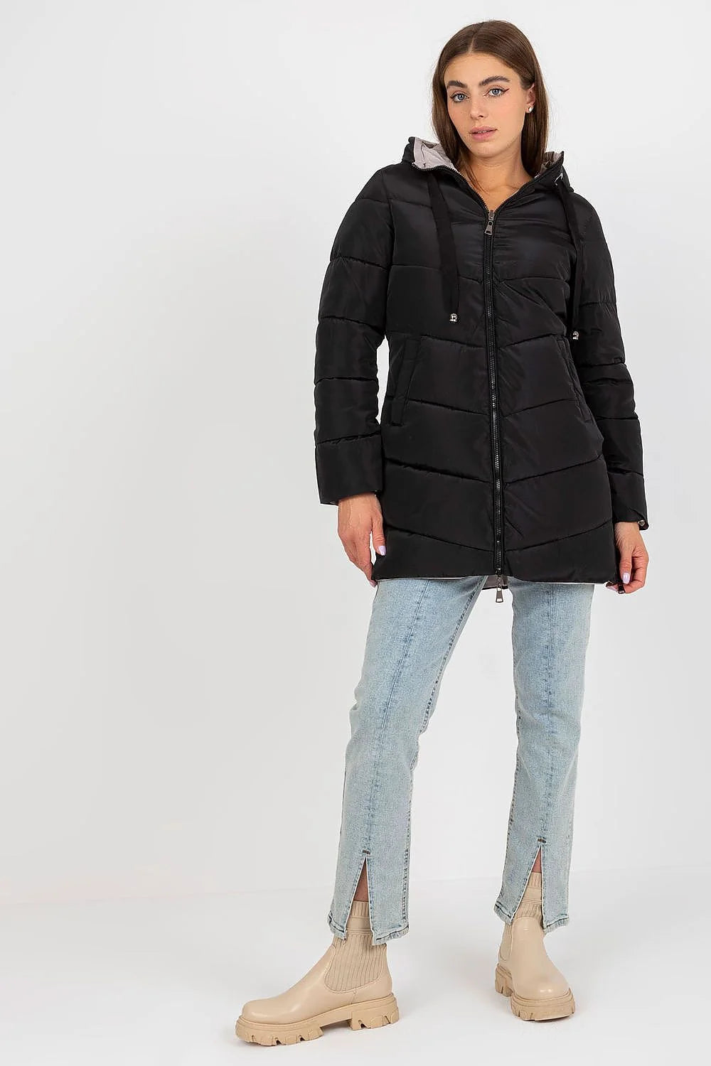 Doudoune noire matelassée longue ajustée pour femme en polyester avec capuche et fermeture éclair