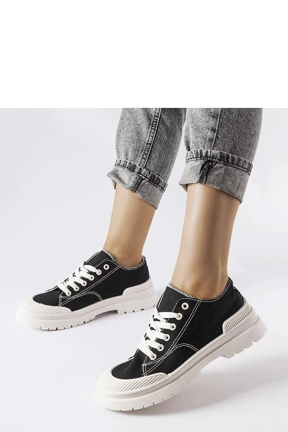 Baskets classiques contemporaines femme tissu noir lacets blancs semelle épaisse texture relief urban casual été