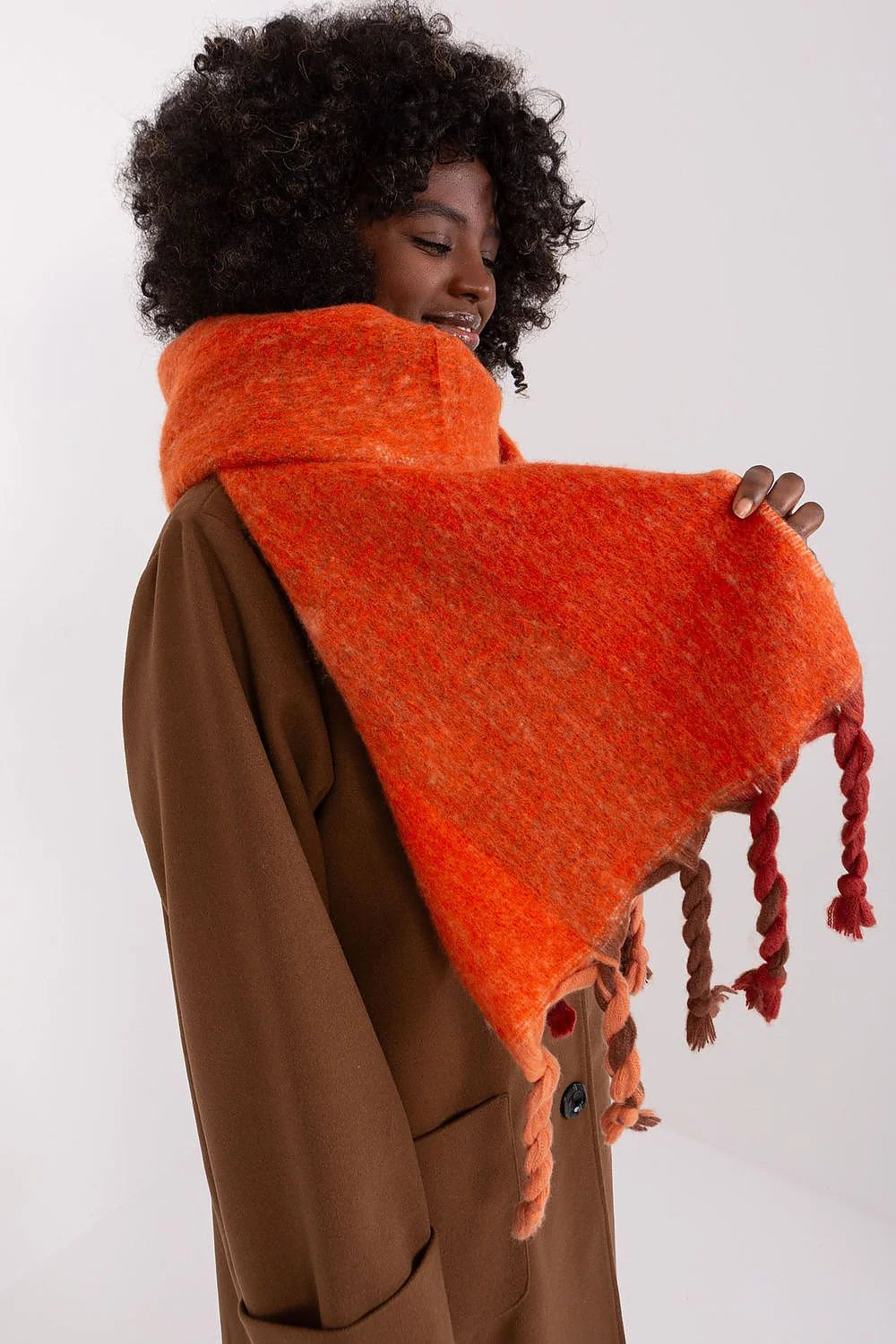 Écharpe pour femme longue à rayures décoratives et motifs intéressants châles automne-hiver polyester résistant pompons légèreté