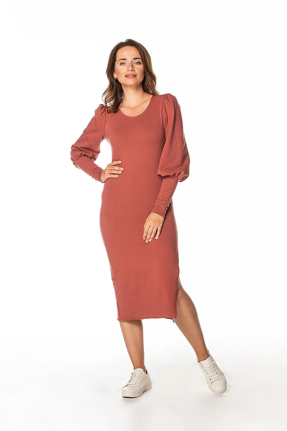 Robe de jour élégante en coton et polyester, manches longues, encolure ronde, longueur midi, fente latérale, femmes, taille ajustée, mode contemporaine