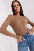 Pull femme classique ajusté en viscose tissu côtelé couleur marron camel manches longues boutons dorés élastique