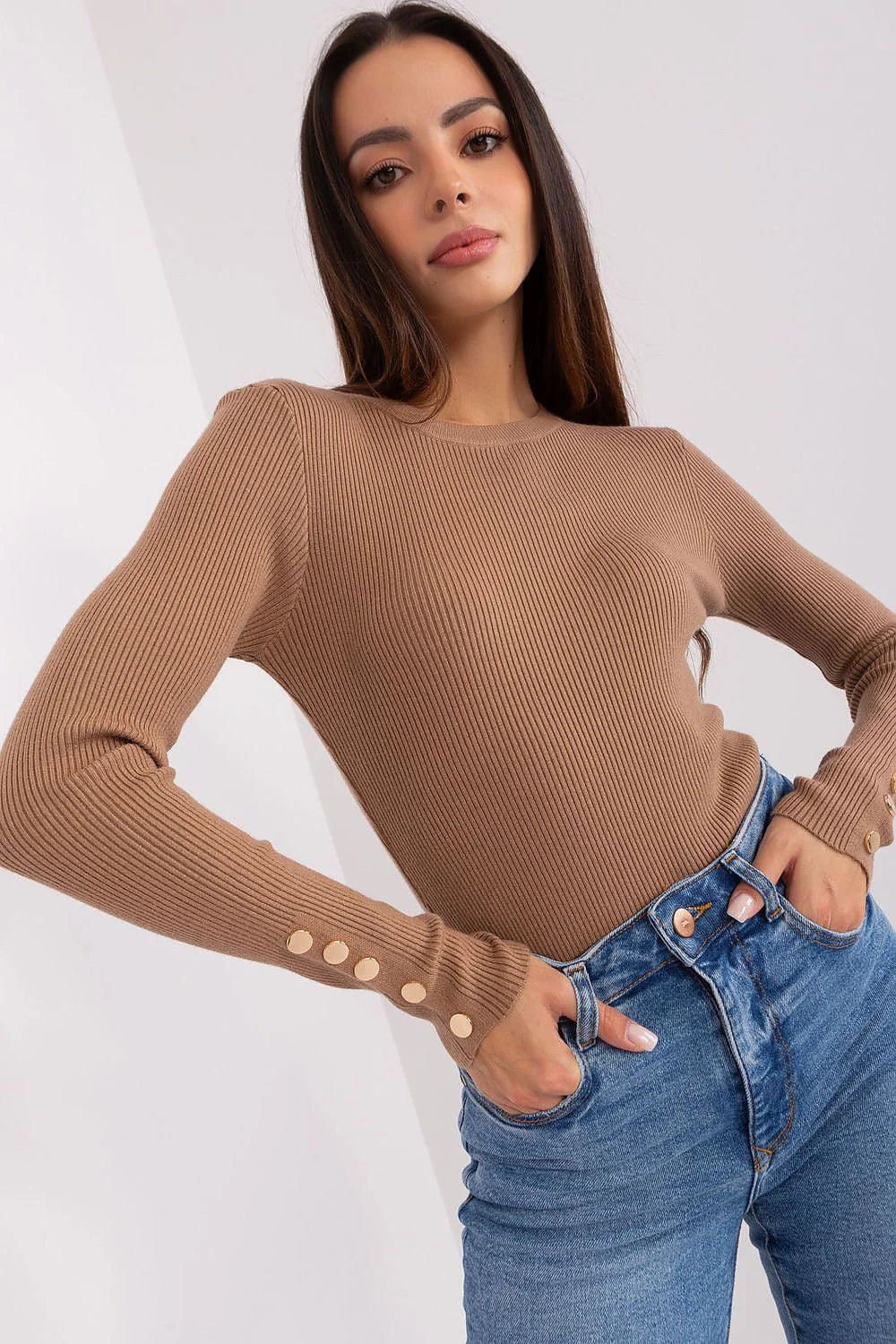 Pull femme classique ajusté en viscose tissu côtelé couleur marron camel manches longues boutons dorés élastique
