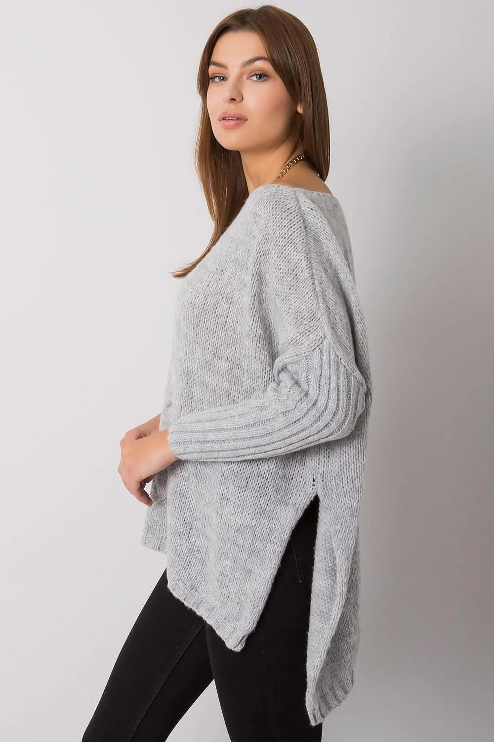 chandail OchBella femme maille grosse torsadé central asymétrique porté épaule oversize coupe ample manches trois quarts
