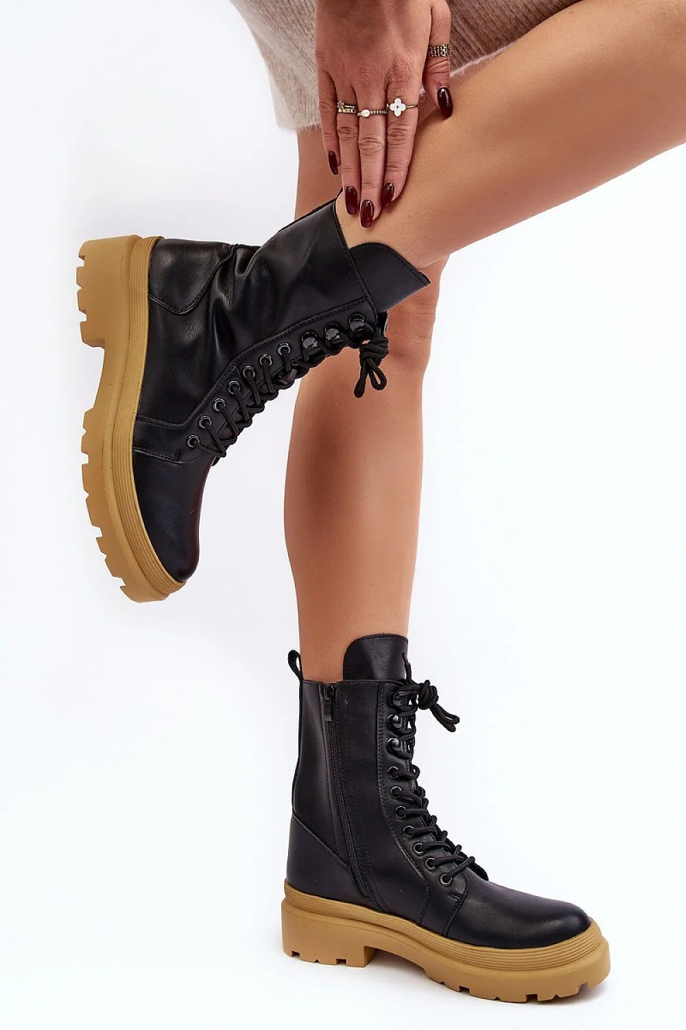 Bottines femme style combat cuir noir semelle camel compensée fermeture éclair laces montante cheville robuste urban fashion