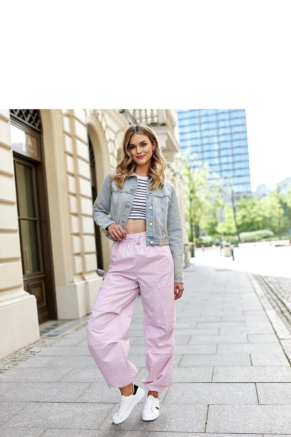 Baskets féminines modernes en cuir synthétique blanc perforé bande latérale noire tige basse semelle caoutchouc femmes occasion quotidienne loisirs actifs