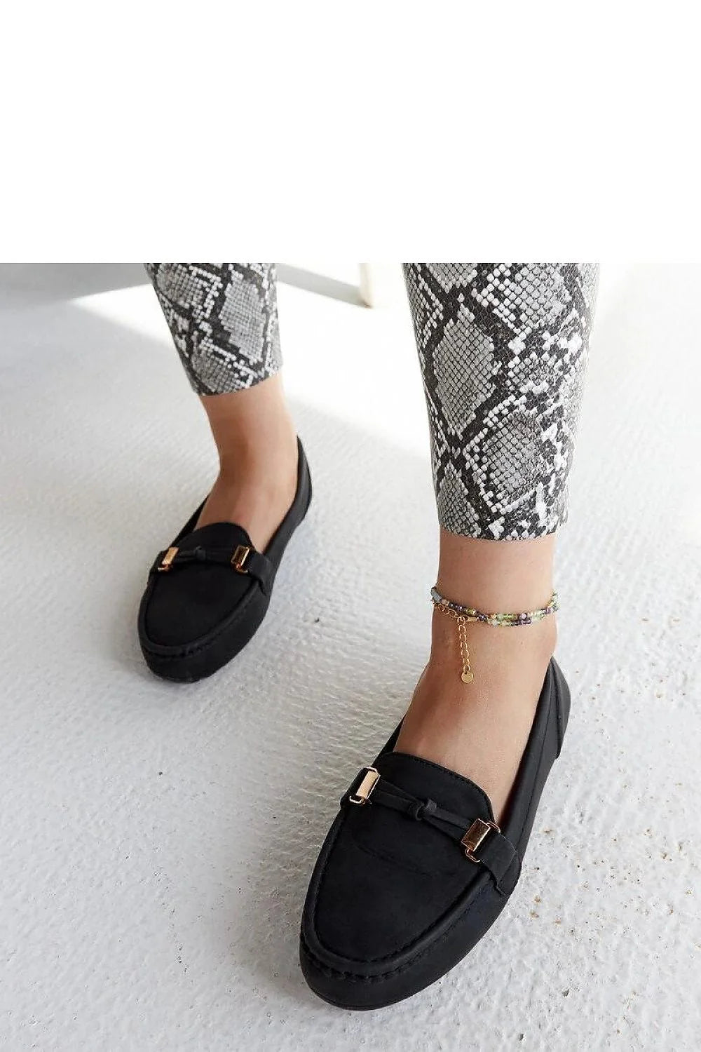 Mocassins pour femmes design épuré couleur noire cuir écologique semelle épaisse doré occasionnels style intemporel confortable ajusté almond toe accessoires mode été