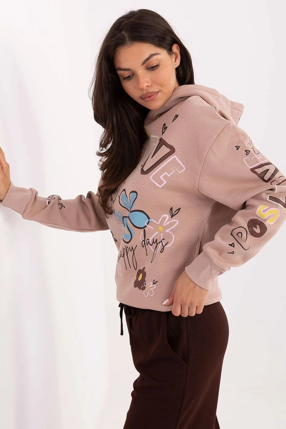 sweat hoodie femme molletonné rose poudré oversize manches longues poignets côtelés poches latérales imprimé graphique multicolore lettrage positive broderie discrète