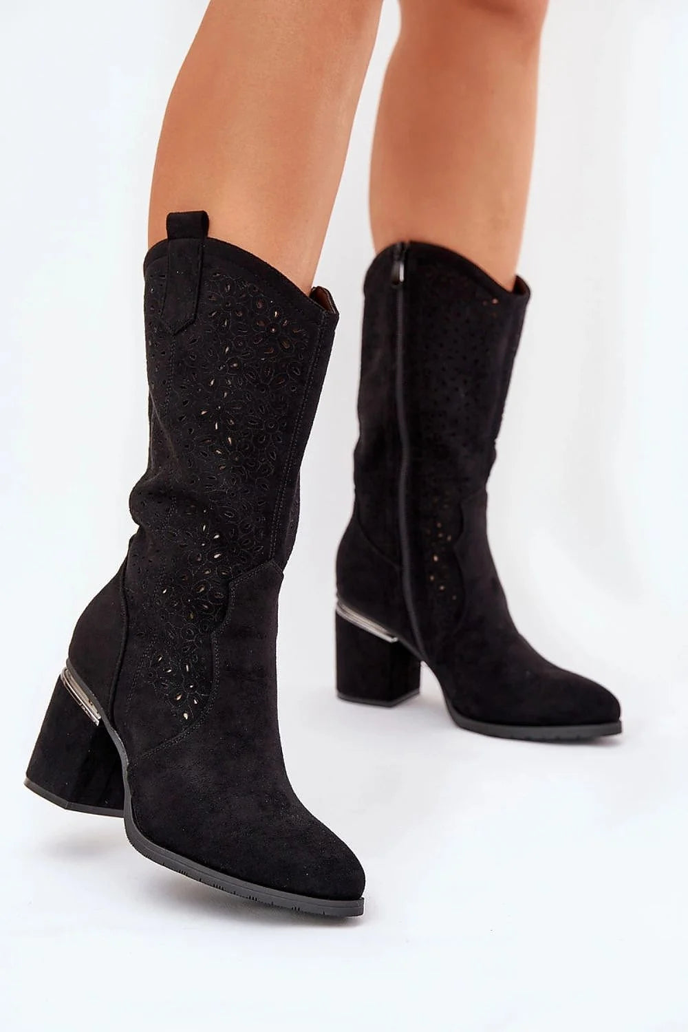 bottes femme suédine délicate effet daim noir tige ajourée découpe laser motif floral talon bloc 8 cm