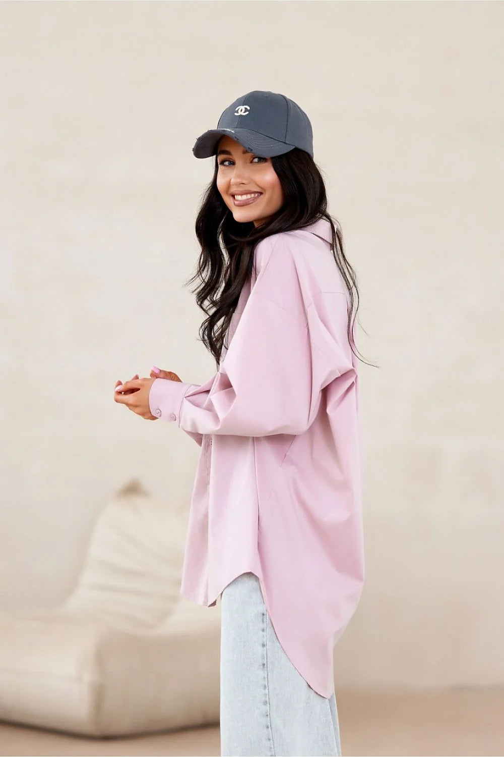 chemise manches longues oversize coupe asymétrique longline rose poudré tissu léger coton mélangé col classique poche poitrine poignets boutonnés ourlet