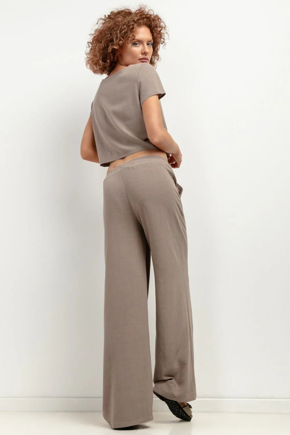Chemisier Tessita en lin et viscose style minimaliste couleur taupe manches courtes coupe évasée robe midi femme occasionnels