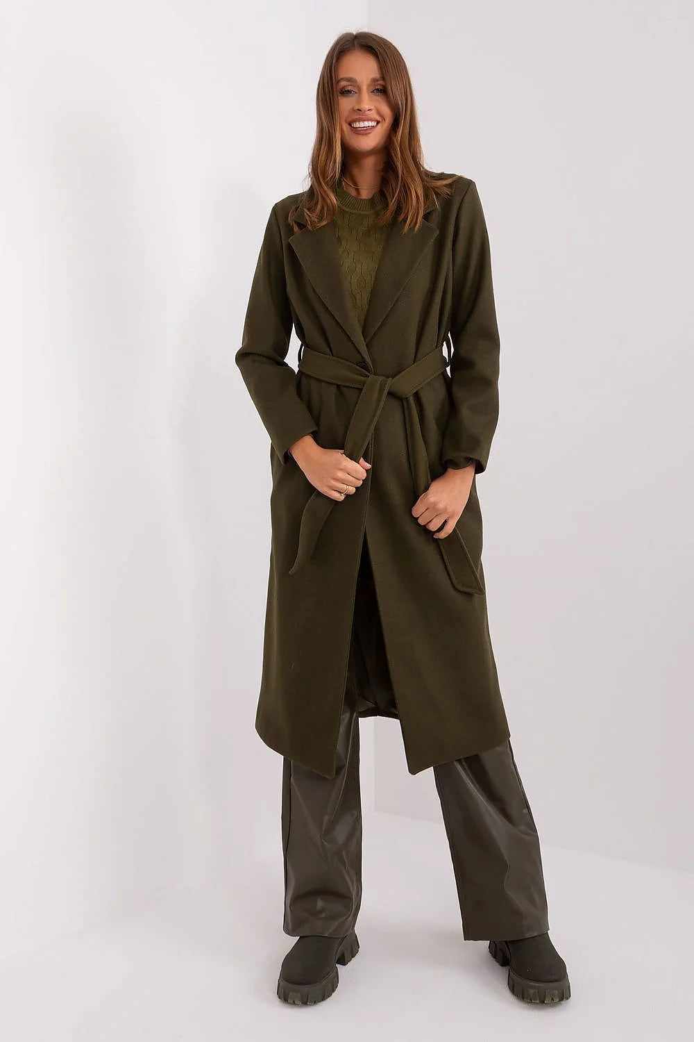 Manteau pour femmes long élégant moderne coupe droite tombe mi-mollet couleur kaki matériau laine mélange manches longues col à revers ceinture intégrée poches latérales