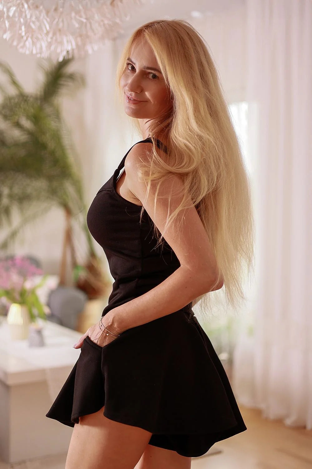 Robe de soirée élégante noire ajustée sans manches bretelles larges finitions soignées femme mode intemporelle