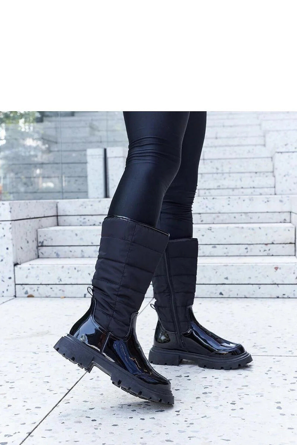 Bottes cuissardes noires isolées hiver femmes design moderne matelassé talon plat semelle caoutchouc