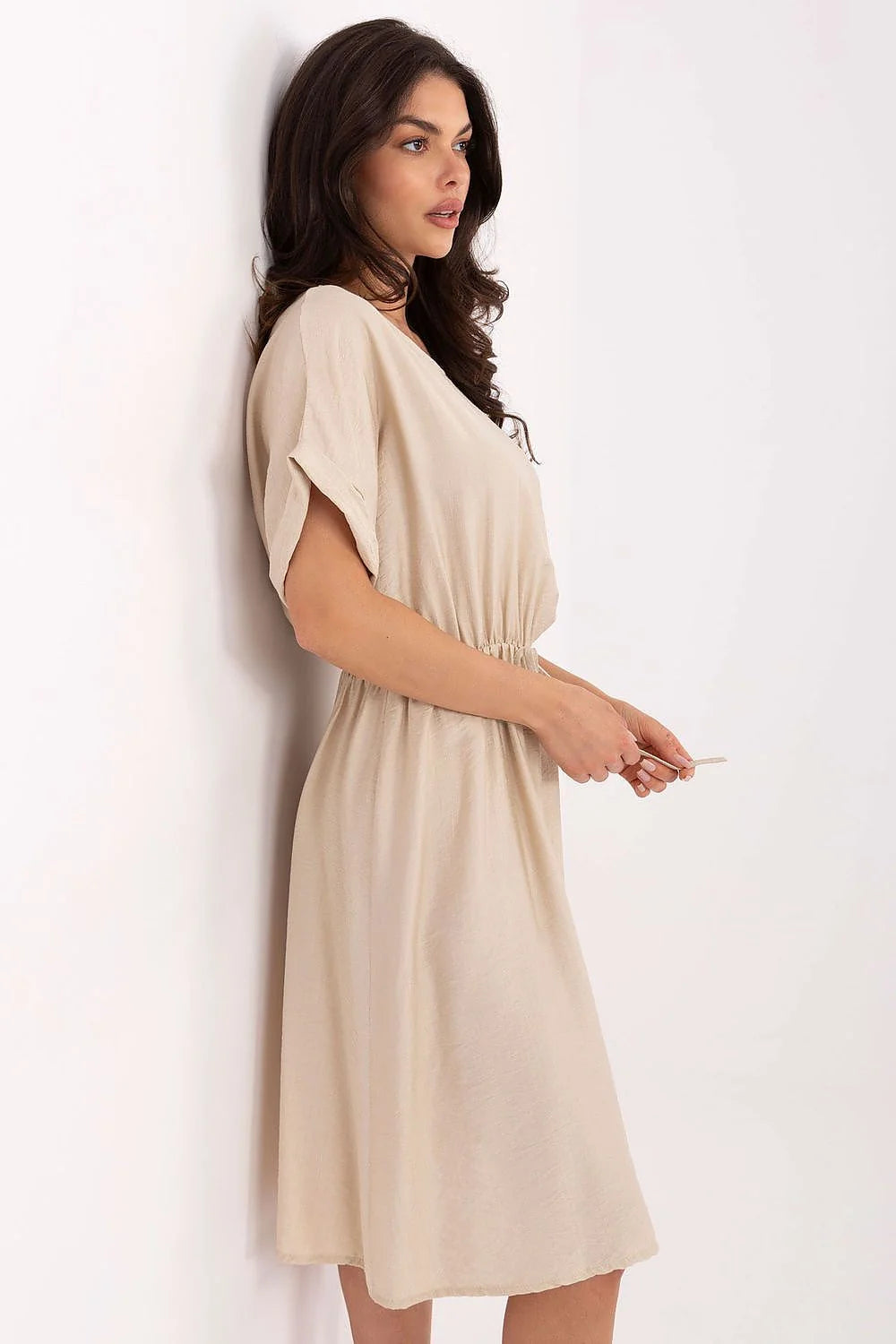 Robe de jour élégante en viscose coupe droite manches courtes encolure ronde ceinture ajustable couleur beige femme