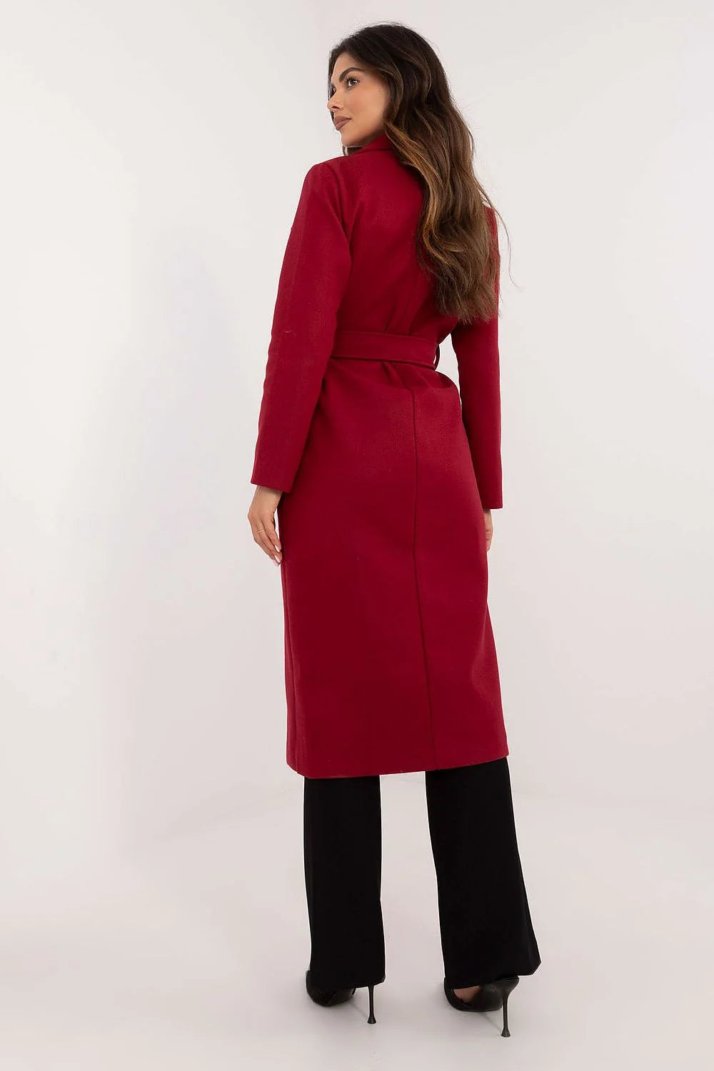 Manteau pour femme élégant long en laine douce coupe cintrée ceinture assortie couleur rouge profond fermeture bouton manches longues occasionnels transition