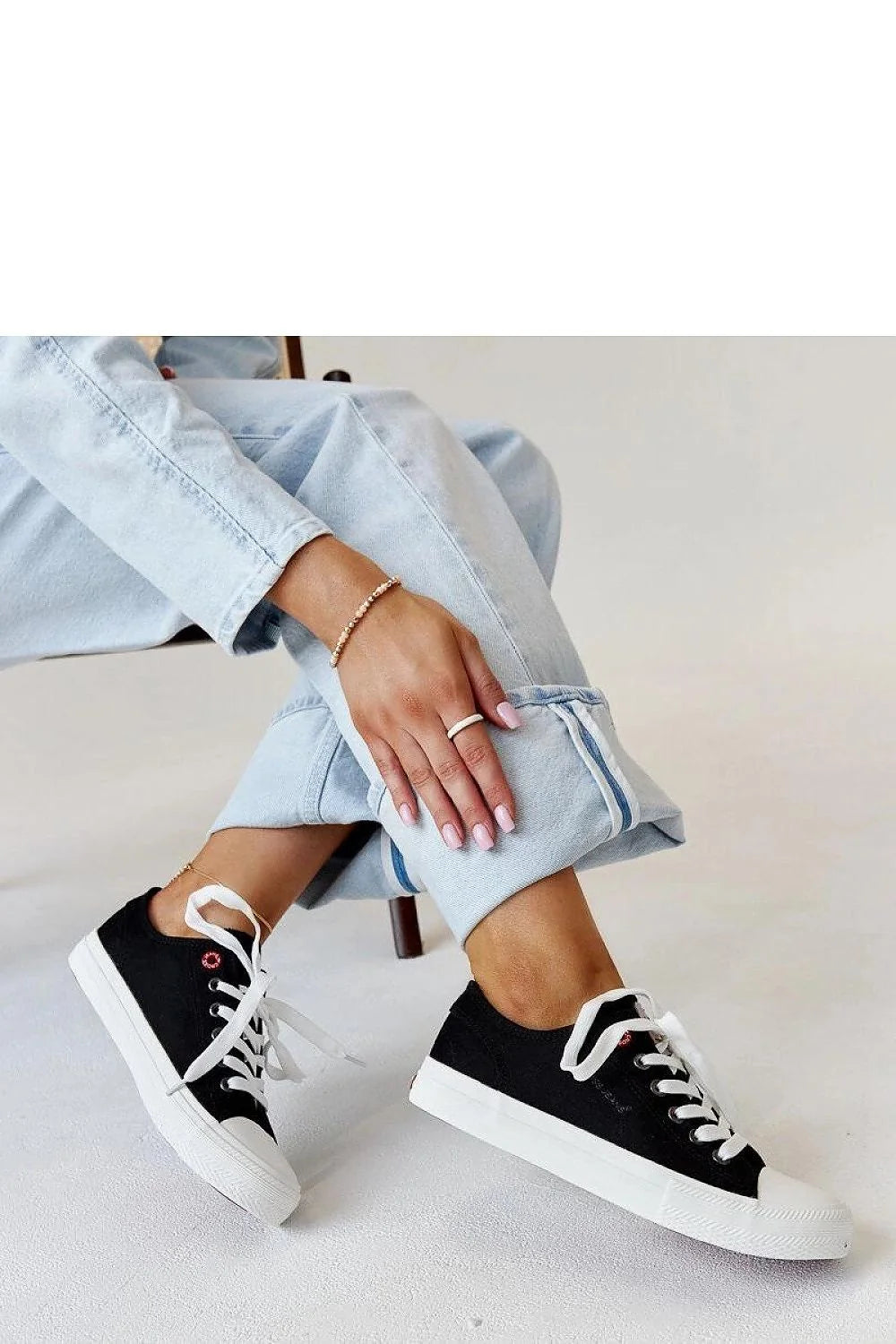 baskets solea femmes noires toile urbain minimaliste confort inégalé coupe basse semelle caoutchouc blanche embout renforcé oeillets métalliques