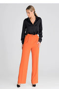Pantalon long Figl couleur orange vif coupe large taille haute matériau polyester escarpins noirs chemisier manches longues design moderne femme élégance professionnelle