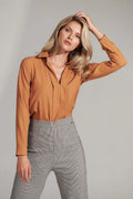 Chemisier jersey manches longues élégant col plié marron automne hiver féminin style sophistiqué